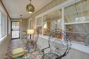 6 Mi to Lake Michigan: Coloma Farmhouse