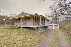 6 Mi to Lake Michigan: Coloma Farmhouse