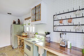 6 Mi to Lake Michigan: Coloma Farmhouse
