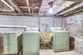 6 Mi to Lake Michigan: Coloma Farmhouse