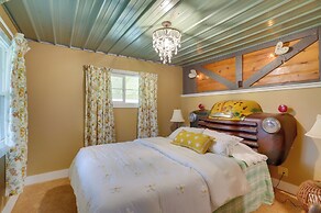 6 Mi to Lake Michigan: Coloma Farmhouse