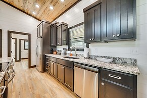 Luxe Broken Bow Cabin w/ Private Hot Tub & Grill!