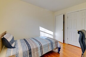 Backyard + Deck: Family-friendly Lorton Home!