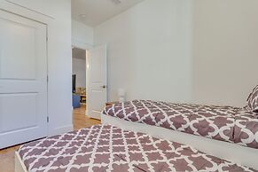 Modern Gulf Breeze Home w/ Patio: 13 Mi to Beach!