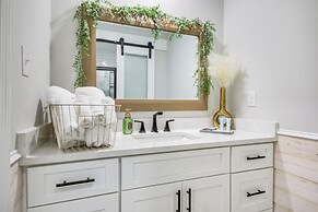 Comfy Augusta Condo w/ Deck ~ 4 Mi to Olde Town