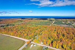 Cozy Harbor Springs Vacation Rental, 13 Mi to Town