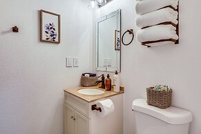 Charming Stayton Home w/ Deck + Smart TV!