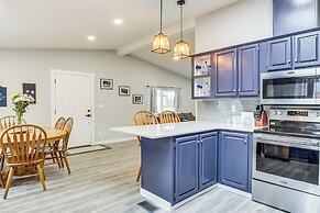 Charming Stayton Home w/ Deck + Smart TV!