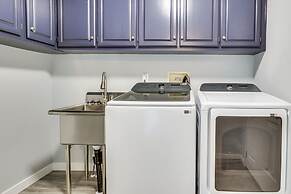 Charming Stayton Home w/ Deck + Smart TV!