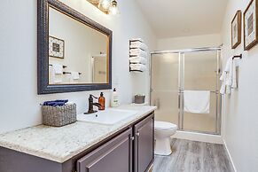 Charming Stayton Home w/ Deck + Smart TV!