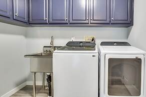 Charming Stayton Home w/ Deck + Smart TV!