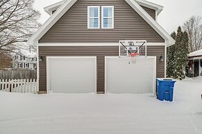 Frankfort Vacation Rental < 1 Mi to Lake Michigan!