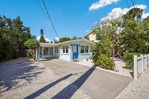 Mermaid's Treasure 2 Bedroom Home by RedAwning