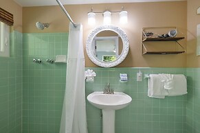 Mermaid's Treasure 2 Bedroom Home by RedAwning