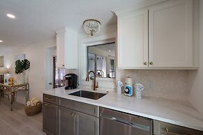 Mermaid's Treasure 2 Bedroom Home by RedAwning