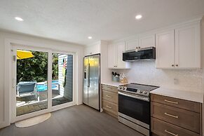 Mermaid's Treasure 2 Bedroom Home by RedAwning