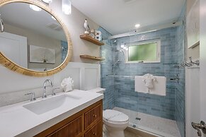 Mermaid's Treasure 2 Bedroom Home by RedAwning