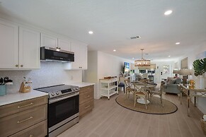 Mermaid's Treasure 2 Bedroom Home by RedAwning