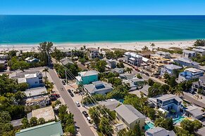 Mermaid's Treasure 2 Bedroom Home by RedAwning