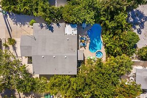 Mermaid's Treasure 2 Bedroom Home by RedAwning