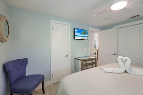 Mermaid's Treasure 2 Bedroom Home by RedAwning