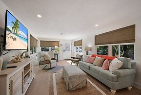 Mermaid's Treasure 2 Bedroom Home by RedAwning