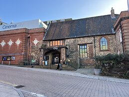 Beautiful Apartment in the Cathedral Grounds