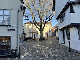 Beautiful Apartment in the Cathedral Grounds