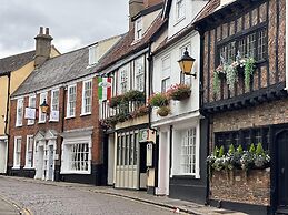 Beautiful Apartment in the Cathedral Grounds