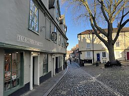 Beautiful Apartment in the Cathedral Grounds