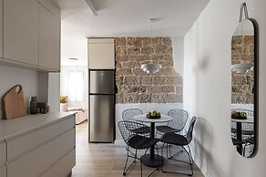 Flea Market Charm Studio by Sea N' Rent