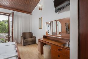 Matija - 120m to the Beach - R4