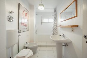 Sunny & Bright Duplex by Vacationy