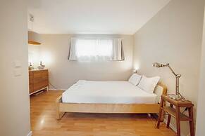 Sunny & Bright Duplex by Vacationy