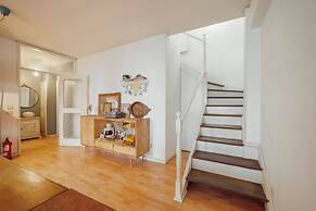 Sunny & Bright Duplex by Vacationy