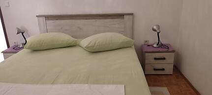 Kate - Free Parking - A1 Natko