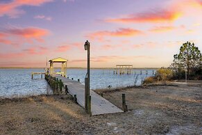 Blackwater Bay Hideaway by Avantstay Waterfront, Pool, Dock, Hot Tub