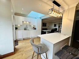 Spacious 6 Bed House in Wembley