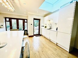 Spacious 6 Bed House in Wembley
