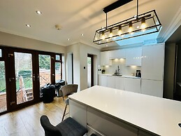 Spacious 6 Bed House in Wembley