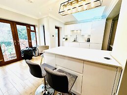 Spacious 6 Bed House in Wembley