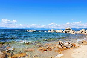 North Lake Tahoe Alpine Retreat 5 Min to Skiing!