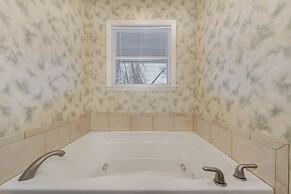 Gatlinburg Getaway 2 BDR in the Heart of Town!