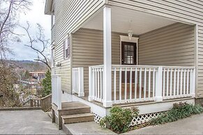 Gatlinburg Getaway 2 BDR in the Heart of Town!