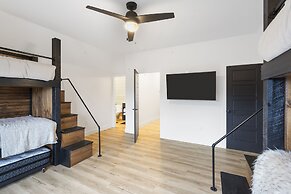 Rocky Shores Retreat - Indoor Pool Open