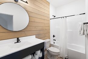 Rocky Shores Retreat - Indoor Pool Open