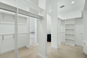 Chic & Secluded 4 BDR in Desirable Tarrytown!