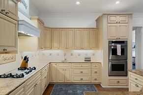 Chic & Secluded 4 BDR in Desirable Tarrytown!