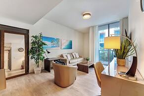 Condo Close to the Beach With Rooftop Pool & Gym