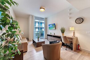 Condo Close to the Beach With Rooftop Pool & Gym